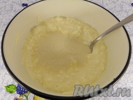 Всыпать манную крупу и оставить смесь на 15 минут.