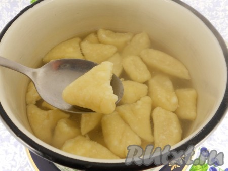 Отварить подготовленные ленивые вареники в кипящей, подсоленной воде. Варить после всплытия вареников 2-3 минуты.