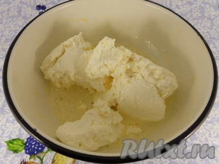 Добавить в яичную массу творог, хорошо перемешать.