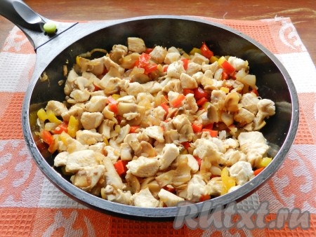Добавить нарезанный кубиками болгарский перец и отваренную куриную грудку. Перемешать, приправить по вкусу солью и перцем. Обжарить все вместе 1-2 минуты.
