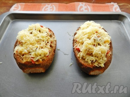 Натереть сыр на терке. Булочки с начинкой достать из духовки, обильно присыпать сыром и вернуть в духовку на 3 минуты, уменьшив температуру до 150 градусов.