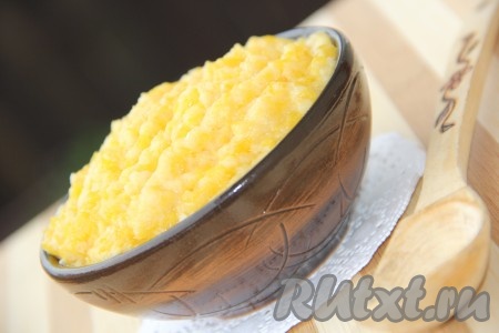 Перед подачей на стол добавить в кашу сливочное масло и хорошо перемешать.