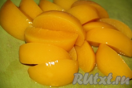 Нарезать персики крупными дольками.