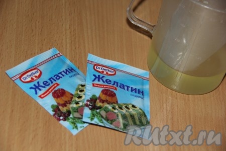 Желатин залить 100 мл персикового сока (я использовала сок от консервированных персиков) и оставить набухать примерно на 30 минут.