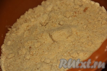 Печенье с маслом хорошо растереть руками до однородной массы. Масса получится слегка рыхлая.
