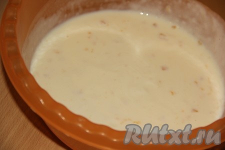 В глубокой миске соединить йогурт, сахар и желатин, всё хорошо перемешать.