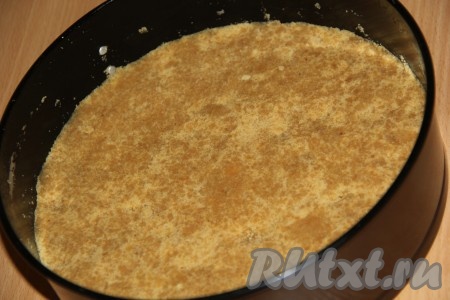 Дно формы&nbsp;(я использовала разъёмную диаметром 22 см) застелить пергаментом. Выложить смесь из печенья и масла на дно формы, хорошо утрамбовать и поставить на 30-40 минут в холодильник.
