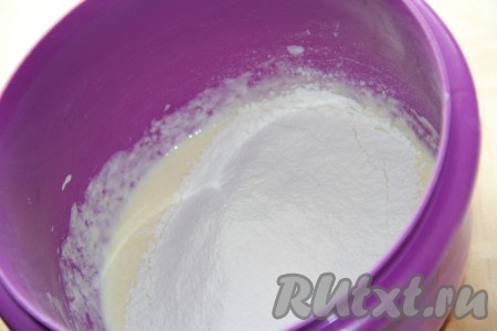 Для приготовления кляра в глубокой миске соединить кефир, яйцо, сахар и соль, хорошо перемешать венчиком, затем всыпать разрыхлитель и половину просеянной муки, перемешать.