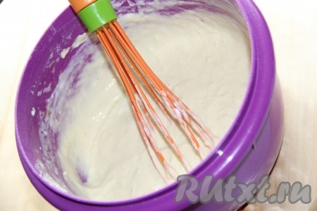 Постепенно начать всыпать оставшуюся муку и, тщательно вмешивая её венчиком, замесить однородное тесто, напоминающее достаточно густую сметану. Муки может потребоваться чуть больше или меньше, ориентируйтесь на консистенцию теста для кляра, а не на количество муки, указанное в ингредиентах.