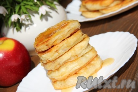 Готовые яблоки в кляре перекладывать со сковороды на бумажное полотенце (или на бумажные салфетки), чтобы убрать лишний жир, а затем выкладывать на тарелку. Постепенно пожарить все яблочные кольца в кляре. Аппетитные, очень вкусные яблоки, покрытые нежнейшим тестом, перед подачей можно полить мёдом или сиропом.