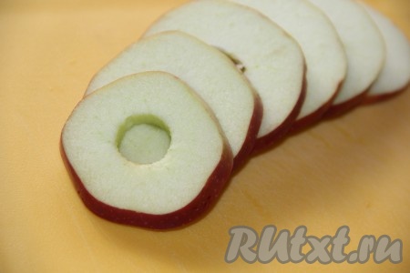 Яблоки вымыть, нарезать на кольца толщиной примерно 7 миллиметров, убрать сердцевину. Кожуру я не снимала.