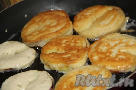 Сковороду разогреть с растительным маслом. Обмакивать яблочные кольца в кляр так, чтобы кляр покрывал полностью яблоко, и сразу выкладывать на разогретую сковороду. Жарить яблоки в кляре с двух сторон до золотистого цвета (примерно по 2-3 минуты с каждой стороны) на среднем огне.