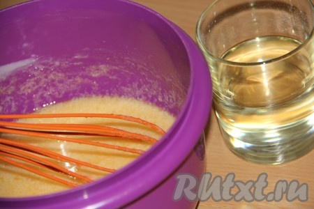 Всё перемешать венчиком, затем влить растительное масло и ещё раз перемешать.