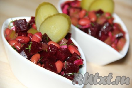  Вкусный, яркий салат из свеклы, фасоли и солёных огурцов можно подавать к столу.