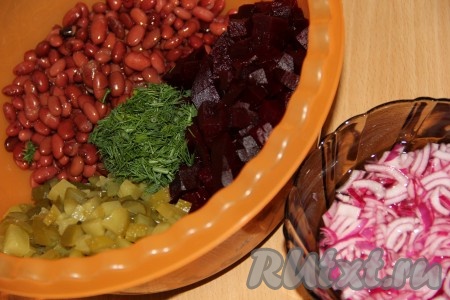 Соленые огурцы и свеклу нарезать средними кубиками. Укроп помыть, обсушить и мелко порубить. В большой миске соединить свеклу, фасоль, соленые огурцы, укроп и лук, посолить и поперчить по вкусу, добавить растительное масло и хорошо перемешать салат.
