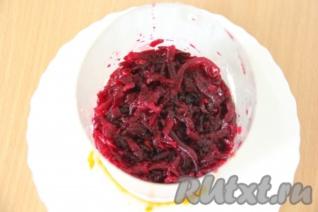 Поверх куриной грудки выкладываем свеклу, натёртую на крупной тёрке, слегка утрамбовываем.
