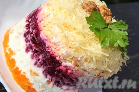Затем аккуратно снимаем бортики и подаём к столу вкусный, эффектный салат с вареной куриной грудкой, украсив его свежей зеленью.
