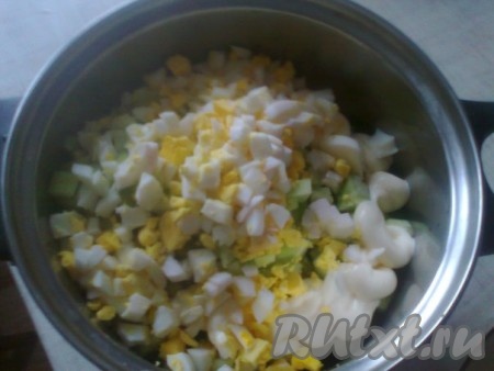 Белки от 2-3 варёных яиц  (у меня 2 средних) потереть на средней терке и отложить для украшения. 1 желток потереть на средней терке, смешать с майонезом (пара капель), слепить шарик, оставить для украшения.

Нарезать кубиками 2 оставшихся отварных яйца и 1 желток. Огурцы очистить от кожуры и тоже нарезать кубиками.