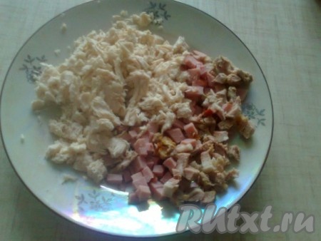 Мясо свиное копченое и отварное куриное филе нарезать&nbsp; кубиками.
