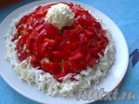 &nbsp;Отложенный шарик из желтка посыпать натертым белком, украсить верхушку салата. Снизу сделать опушку для шапки из натертого белка.&nbsp;