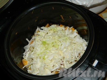 Затем добавляем порезанную капусту, соль, специи и включаем на 25 минут режим "Тушение". По истечении времени приготовленную начинку перекладываем из чаши мультиварки, а чаше даём немного остыть.
