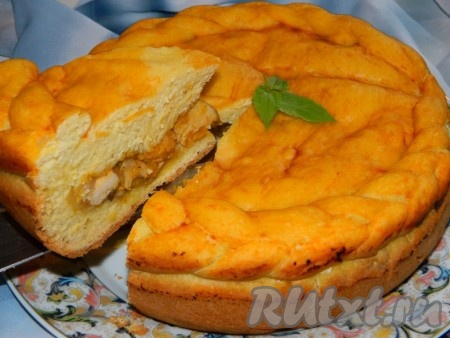 Затем пирог с капустой и грибами достаём из мультиварки. Такая аппетитная, вкусная выпечка никого не оставит равнодушным. 