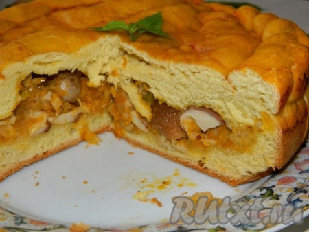 Затем пирог с капустой и грибами достаём из мультиварки. Такая аппетитная, вкусная выпечка никого не оставит равнодушным. 