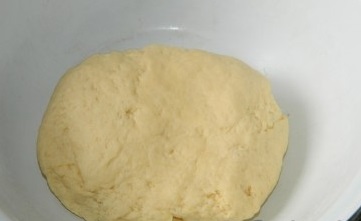 Добавляем в кефир соду, перемешиваем и ждём минутку, пока он забродит. Затем в получившуюся массу добавляем сахар, соль, яйца, сметану, масло, перемешиваем. Постепенно добавляя муку, замешиваем тесто и оставляем его полежать.
