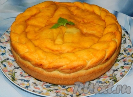 От второй половины теста отщипываем небольшой кусочек для украшения пирога, а остальное тесто раскатываем, выкладываем на начинку и защипываем края. Украшаем пирог отложенным тестом. Верх пирога смазываем томатной пастой. Готовим 1 час на режиме мультиварки "Выпечка". По окончании режима пирог оставляем на 10-15 минут в горячей закрытой мультиварке.
