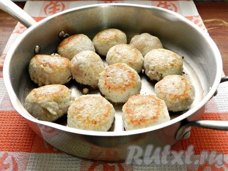 Из фарша руками скатать небольшие шарики и обжарить их на разогретом растительном масле с двух сторон до золотистого цвета.
