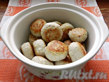 Обжаренные тефтели из индейки сложить в посуду, пригодную для запекания.
