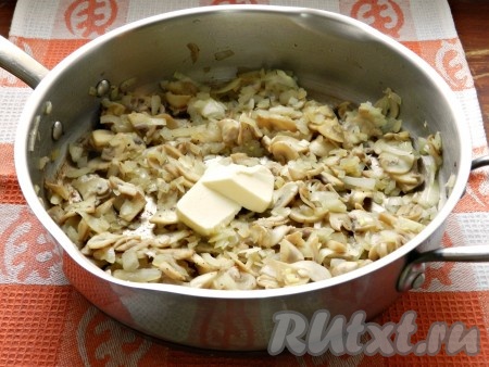 Для приготовления подливки обжарить сначала на растительном масле шампиньоны до испарения жидкости, затем добавить сливочное масло, выложить в сковороду нарезанный кубиками лук, посолить, поперчить и обжарить до легкого золотистого цвета.
