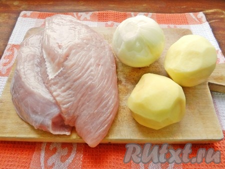 Для приготовления фарша филе индейки вымыть, обсушить бумажными полотенцами. Картофель и лук очистить.
