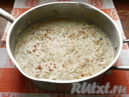 Затем добавить столовую ложку муки с горкой, быстро перемешать, чтобы мука обжарилась, влить теплое молоко, добавить мускатный орех, перемешать и поварить до загустения 3-5 минут, не забывая помешивать.
