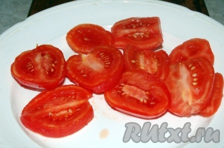 Сыр нарезать на крупные ломтики. Чеснок очистить и нарезать вдоль на пластинки. Помидоры вымыть, нарезать кружочками и посолить по вкусу.