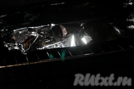 Накрыть форму фольгой и отправить в заранее нагретую до 180 градусов духовку.