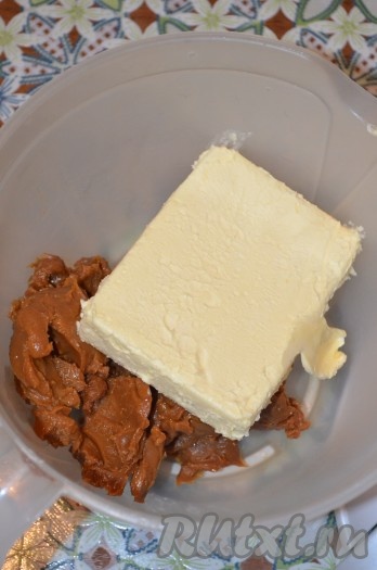 Для приготовления крема взбить масло комнатной температуры с варёной&nbsp; сгущенкой в однородную массу.
