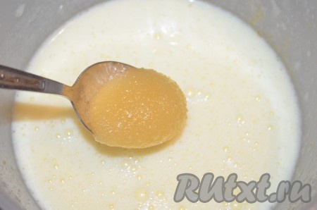 Добавить мед, тщательно взбить.