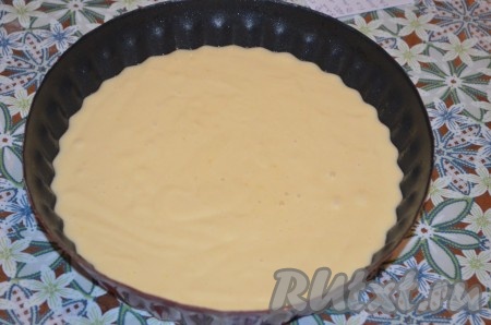 Вылить тесто в смазанную форму диаметром 20 см. Поставить в разогретую до 180 градусов духовку примерно на 40 минут. Ориентируйтесь по своей духовке. Готовность проверять спичкой.