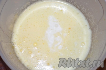 Кефир перемешать с содой и оставить на 5 минут. Яйца взбить с сахаром в течение 5 минут. Влить кефир с содой, масло, перемешать.