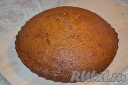 Готовый бисквит остудить.