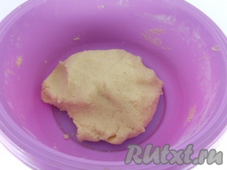 Замесить тесто, которое будет довольно плотным.