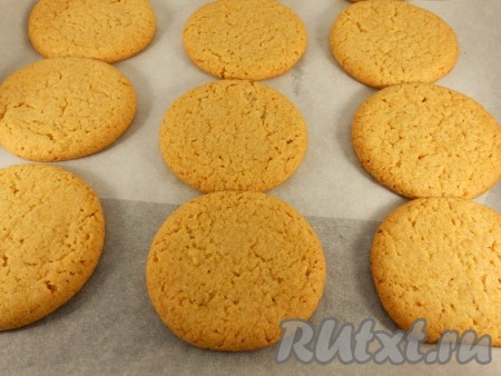 Выпекать медовое печенье в разогретой до 180-190 градусов духовке около 12-15 минут, до румяного цвета. Печенье получается золотистого цвета, аккуратненькое, с красивыми трещинками.&nbsp;
