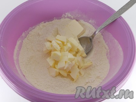 Добавить к сухой мучной смеси порезанный кубиками холодный маргарин или сливочное масло.