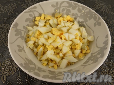 Яйца нарезать также кубиками, но не очень мелкими.