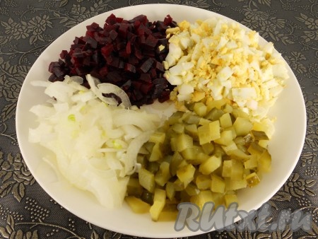 Далее на большую тарелку выложить все подготовленные ингредиенты горками (серединку оставить пустой).
