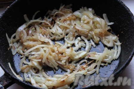 Лук очистить, нарезать полукольцами и обжарить на сковороде на растительном масле на среднем огне до золотистого цвета, периодически перемешивая. Обжаренный лук переложить со сковороды в отдельную тарелку и пока отставить в сторону.