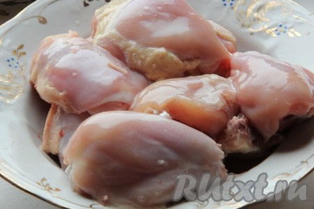 Курицу разрезать на порционные кусочки, по желанию, снять с неё кожу. Посолить кусочки курочки.