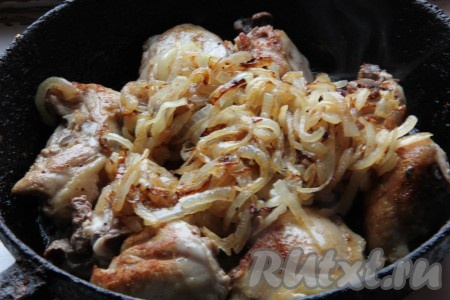 Части курицы обжарить в сковороде, в которой ранее обжаривался лук, на достаточно сильном огне до золотистой корочки со всех сторон. К обжаренной курице добавить жареный лук, перемешать и тушить 2-3 минуты на медленном огне.