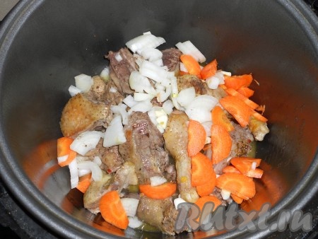 За это время утка поджарится и вытопится много жира. Этот жир следует собрать в баночку (пригодится для приготовления других блюд), в чаше мультиварки должно остаться приблизительно 100 грамм жира. Добавить к утке порезанные средними кусочками репчатый лук и полукружочками морковь. Также добавить порезанный чеснок. Снова выставить режим "Жарка" на 10 минут и готовить, периодически помешивая.
